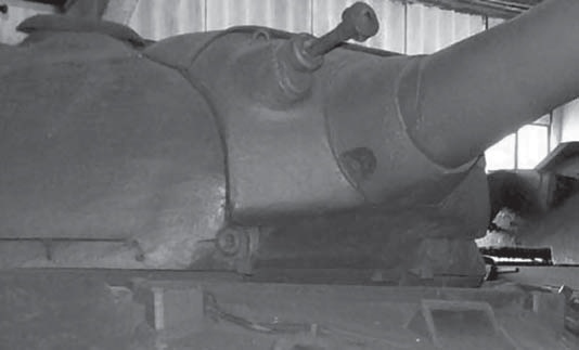 Броневая маска орудия Т-10, видна установкаспаренного пулемета ДШК